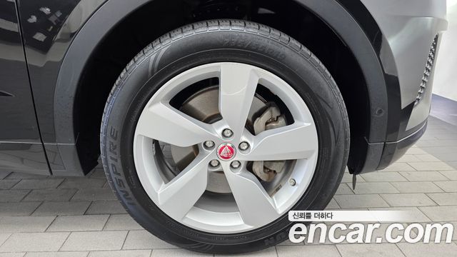 Jaguar E-PACE 2018 — photo 7