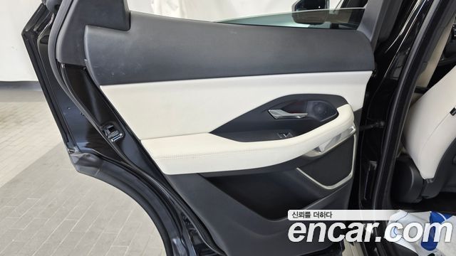 Jaguar E-PACE 2018 — photo 15