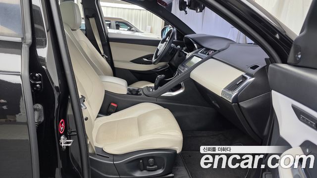 Jaguar E-PACE 2018 — photo 16