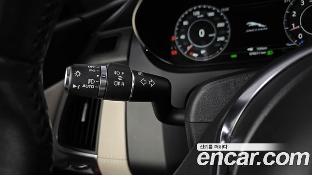 Jaguar E-PACE 2018 — photo 29