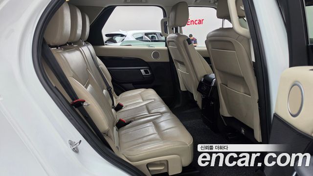 Land Rover Discovery 2018 — photo 17
