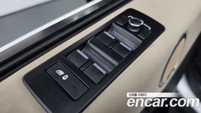 Land Rover Discovery 2018 — photo 28