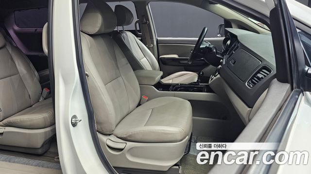 Kia Canival 2015 — photo 12