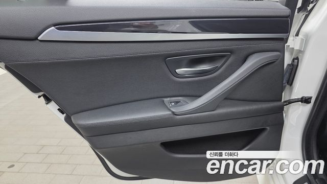 BMW 5-Series 2016 — photo 25