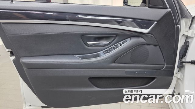 BMW 5-Series 2016 — photo 14