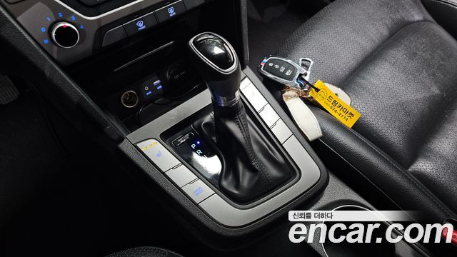 Hyundai AVANTE 2017 — photo 12