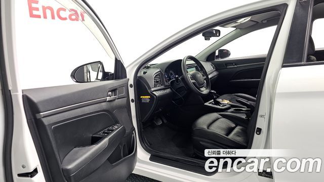 Hyundai AVANTE 2017 — photo 13