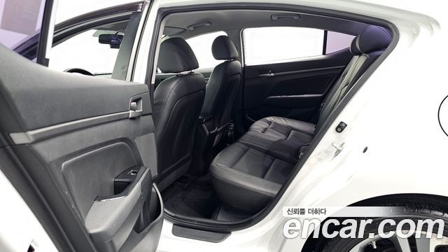 Hyundai AVANTE 2017 — photo 17
