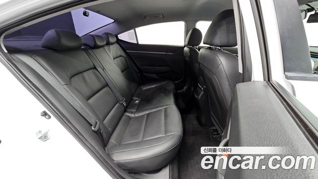 Hyundai AVANTE 2017 — photo 18