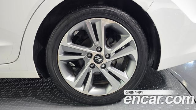 Hyundai AVANTE 2017 — photo 7