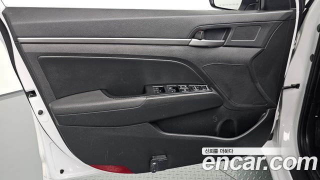 Hyundai AVANTE 2017 — photo 14