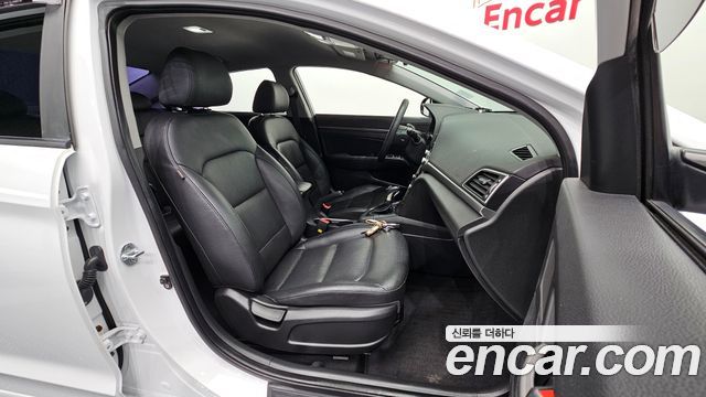 Hyundai AVANTE 2017 — photo 16
