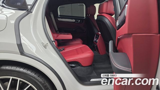 Porsche Cayenne 2023 — photo 17