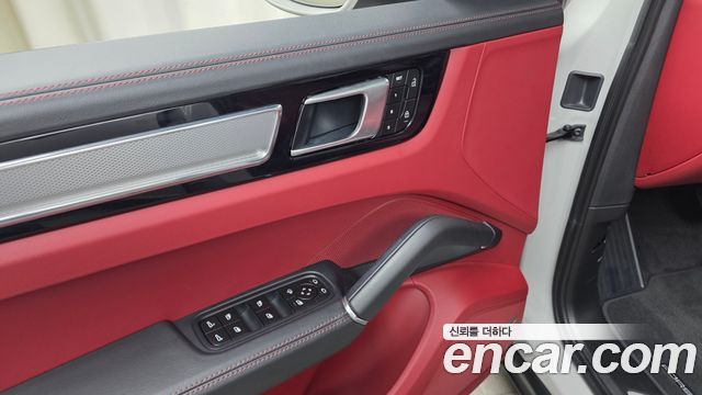 Porsche Cayenne 2023 — photo 28