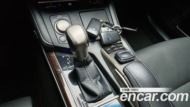 Lexus ES 2017 — photo 9