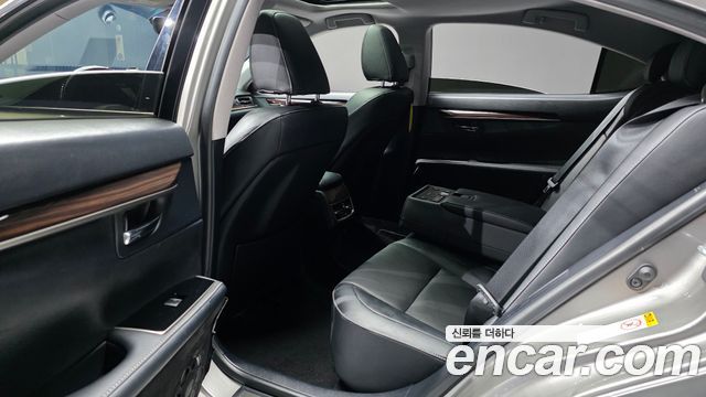 Lexus ES 2017 — photo 12