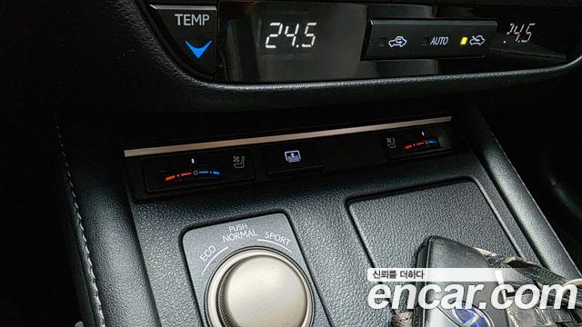 Lexus ES 2017 — photo 13
