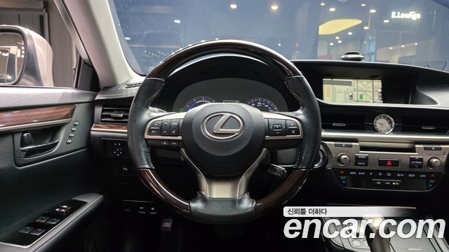 Lexus ES 2017 — photo 14