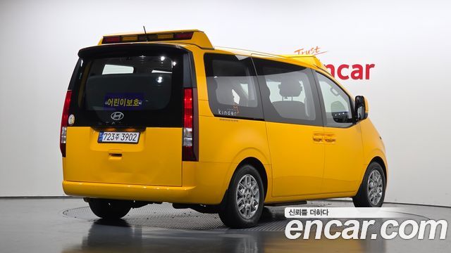 Hyundai Staria 2025 — photo 2
