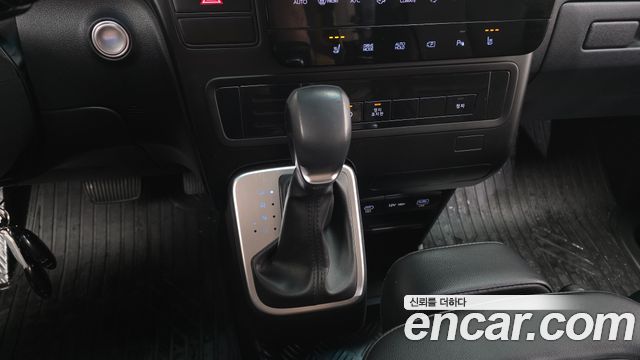 Hyundai Staria 2025 — photo 12