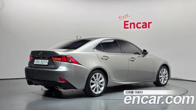 Lexus IS 2016 — photo 2