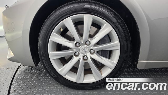 Lexus IS 2016 — photo 5