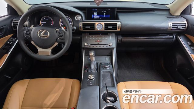 Lexus IS 2016 — photo 7