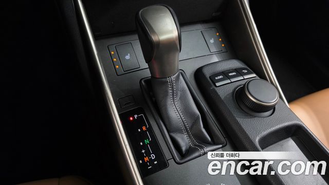 Lexus IS 2016 — photo 9