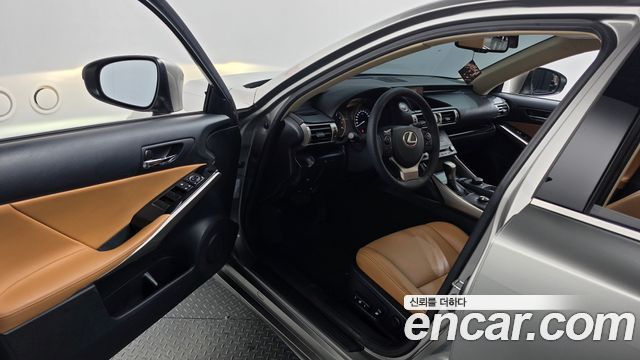 Lexus IS 2016 — photo 10