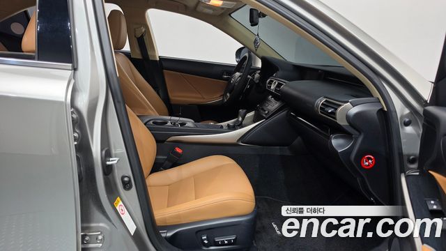 Lexus IS 2016 — photo 11