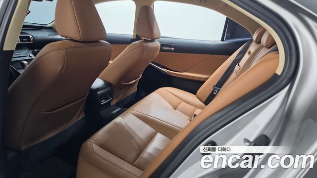 Lexus IS 2016 — photo 12