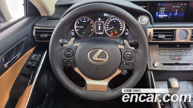 Lexus IS 2016 — photo 13