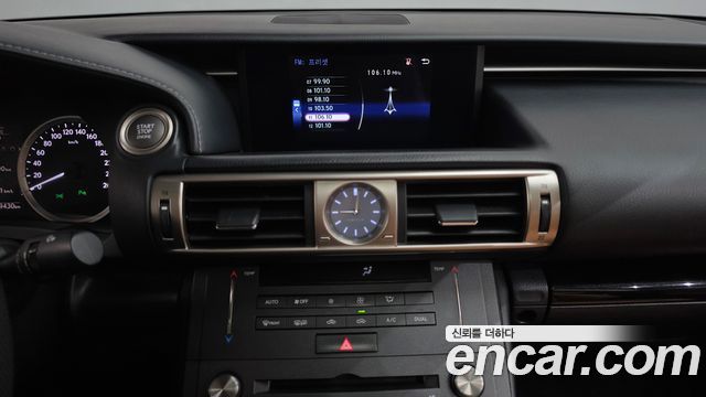Lexus IS 2016 — photo 14