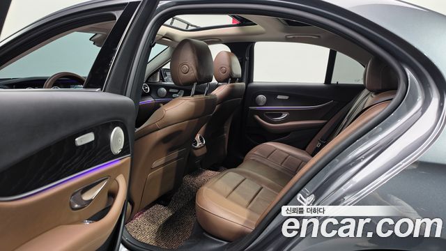 Mercedes-Benz E-Class 2017 — photo 11