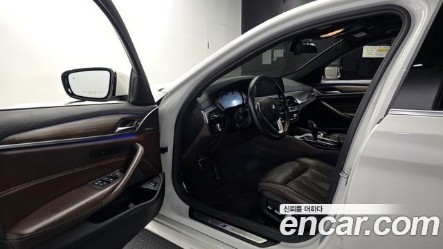 BMW 5-Series 2018 — photo 10