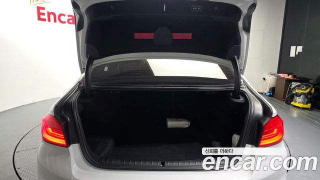 BMW 5-Series 2018 — photo 20