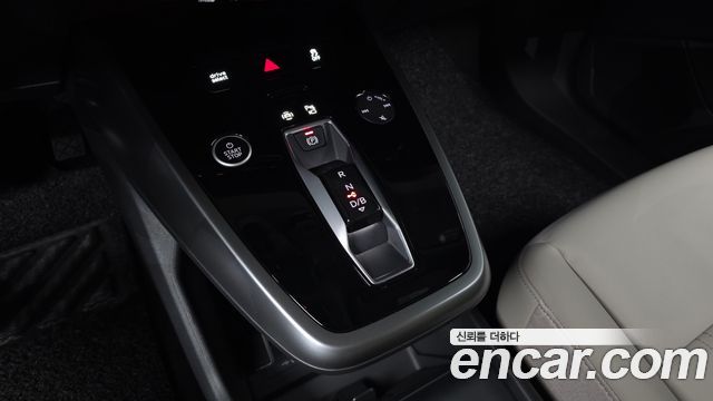 Audi Q4 e-tron 2025 — photo 12