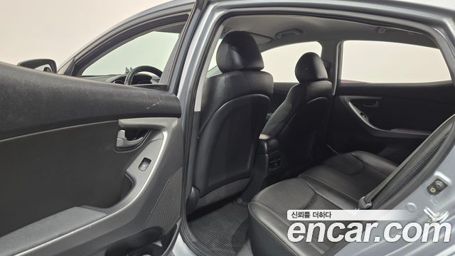 Hyundai AVANTE 2015 — photo 17