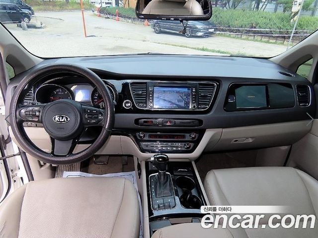 Kia Canival 2015 — photo 8