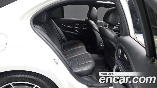 Mercedes-Benz E-Class 2021 — photo 11