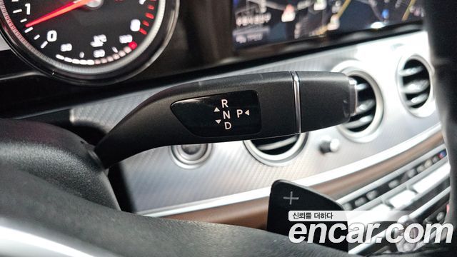 Mercedes-Benz E-Class 2020 — photo 12