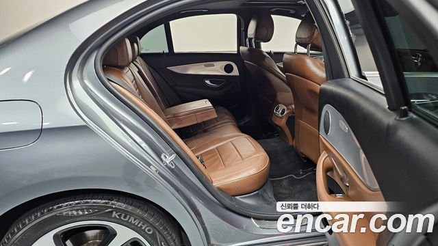 Mercedes-Benz E-Class 2020 — photo 17