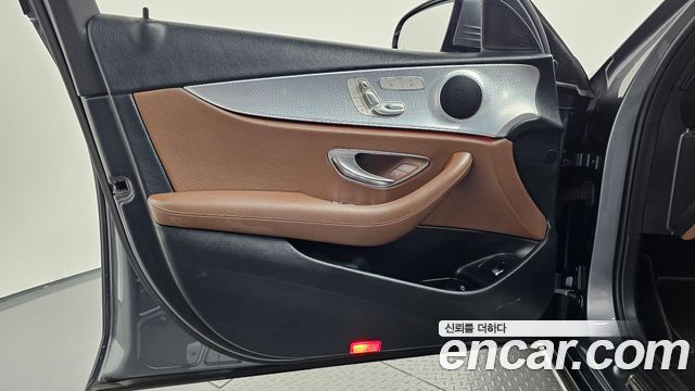 Mercedes-Benz E-Class 2020 — photo 14