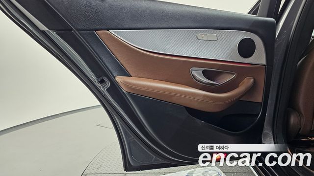 Mercedes-Benz E-Class 2020 — photo 15