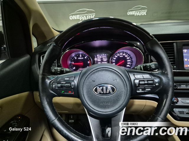 Kia Canival 2017 — photo 16