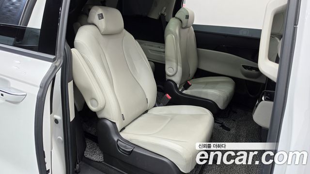 Kia Canival 2021 — photo 17