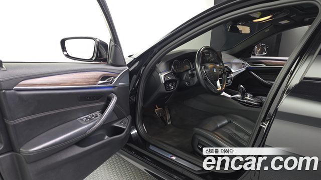 BMW 5-Series 2017 — photo 10