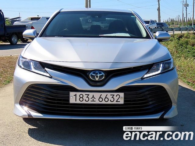 Toyota Camry 2021 — photo 2