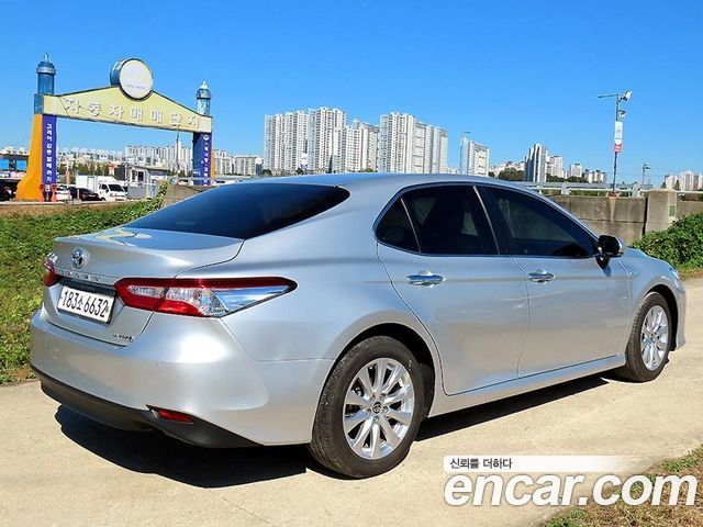 Toyota Camry 2021 — photo 3