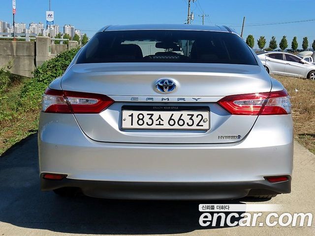 Toyota Camry 2021 — photo 4